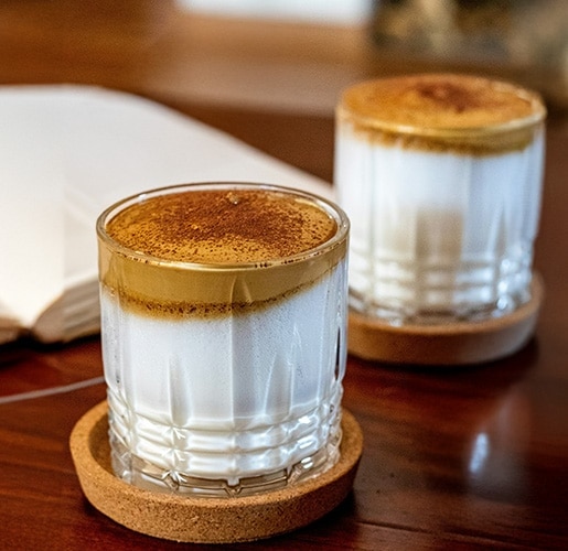 un verre de flat white