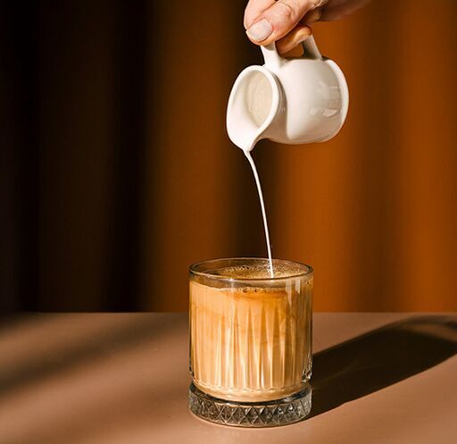 een kopje café au lait koffie