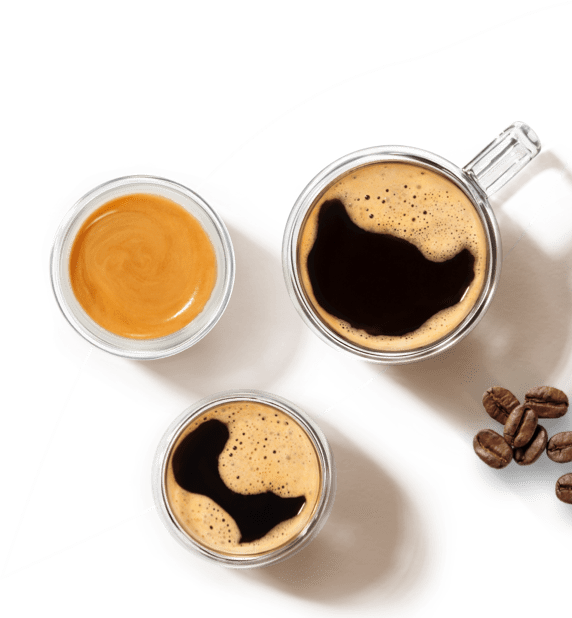 Verschillende koppen koffie en koffiebonen