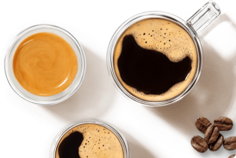 Verschillende koppen koffie en koffiebonen