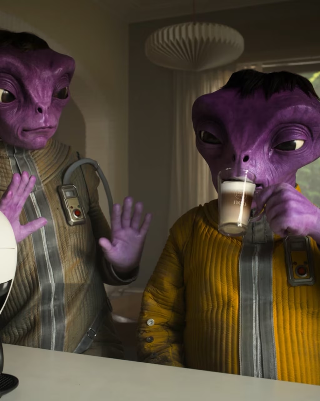 Video van aliens die koffie drinken of variëteiten kiezen, en koffie-extractie met een NEO Latte-machine.