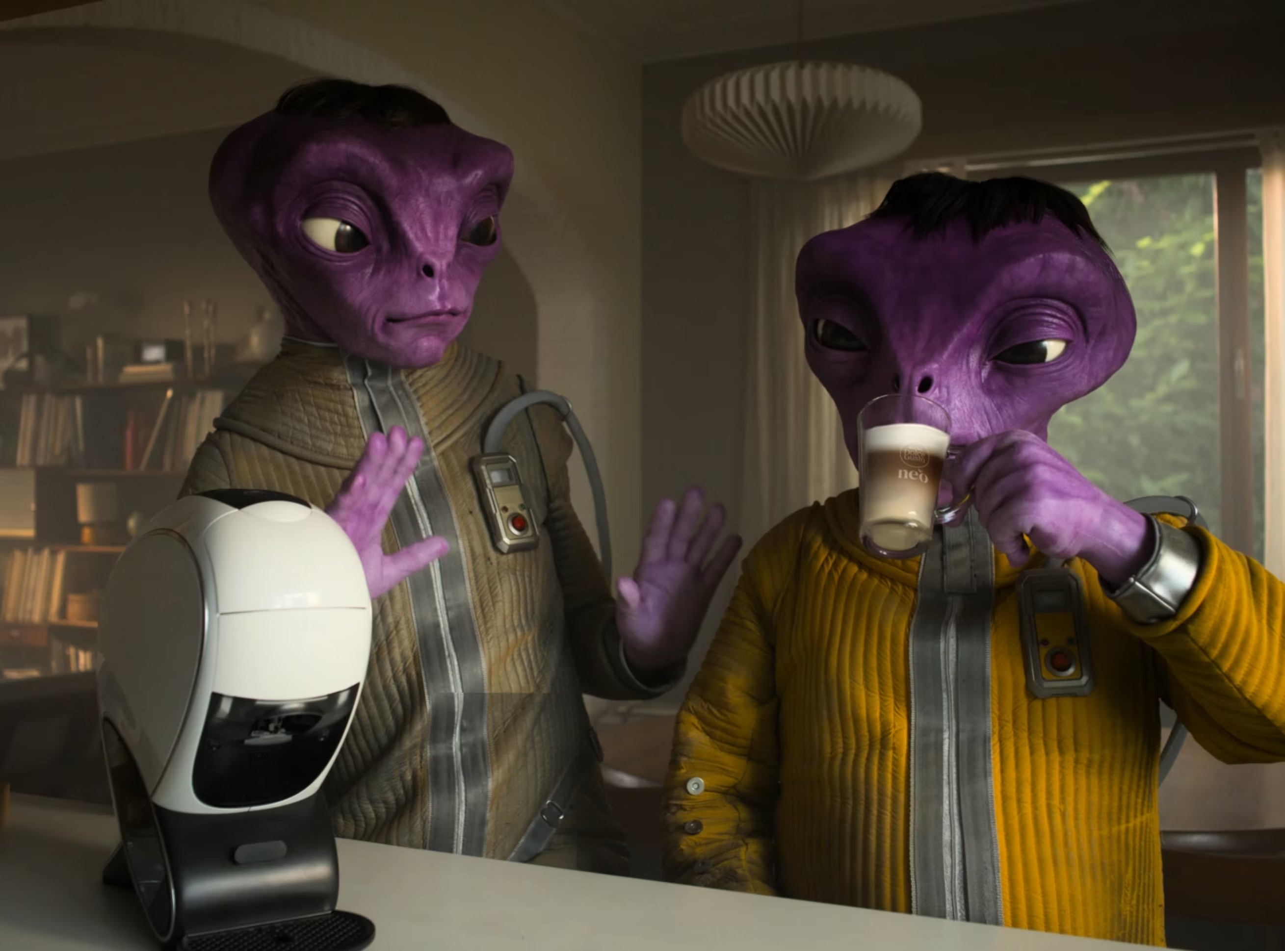 Videominiatuur voor de NEO Latte-campagne met een NEO Latte-machine en twee aliens.
