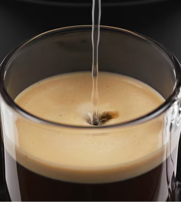 Alienhand die de app gebruikt om de grootte van de koffie aan te passen.
