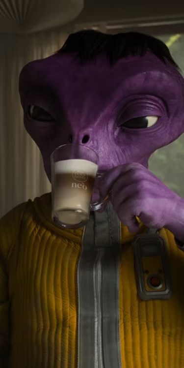 Videominiatuur voor de NEO Latte-campagne met een NEO Latte-machine en twee aliens.