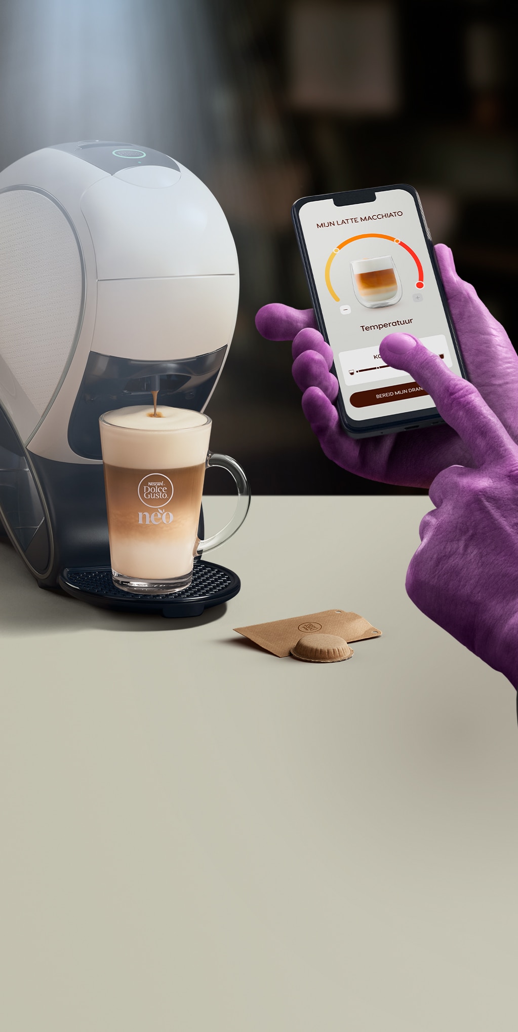 Een alienhand die de NESCAFÉ Dolce Gusto-app gebruikt om een koffie aan te passen. NEO Latte slimme koffiemachine, koffiepakket en dranken.