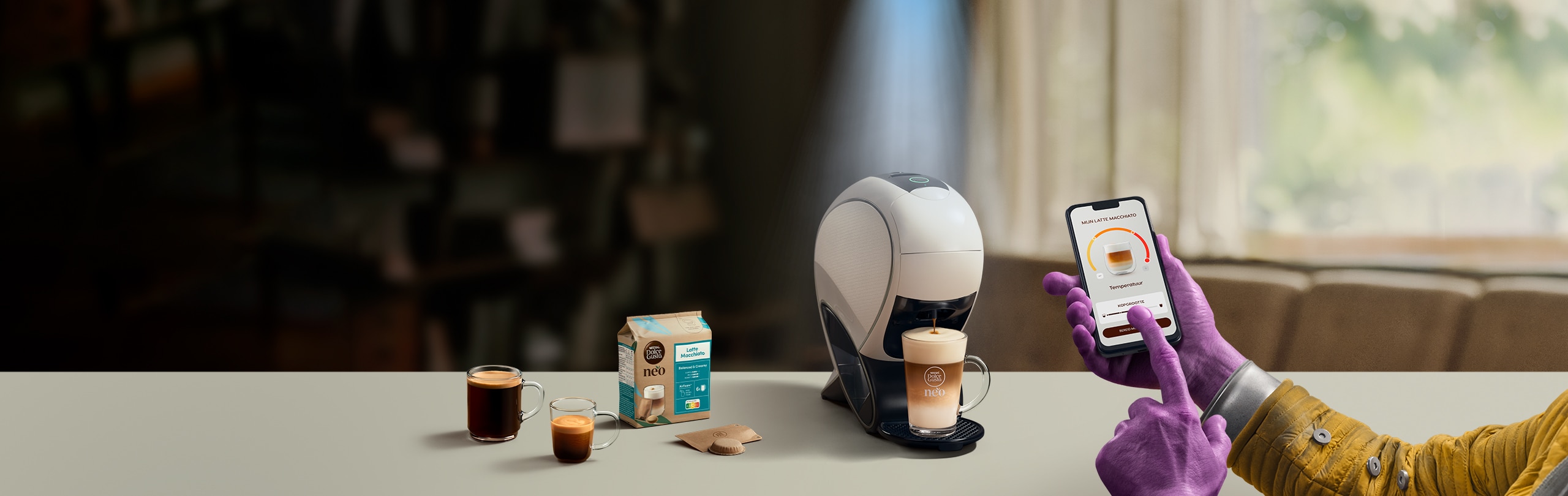 Een alienhand die de NESCAFÉ Dolce Gusto-app gebruikt om een koffie aan te passen. NEO Latte slimme koffiemachine, koffiepakket en dranken.