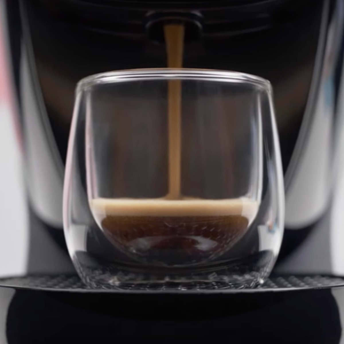 Video die laat zien hoe een NESCAF&Eacute; Dolce Gusto NEO espresso wordt gemaakt