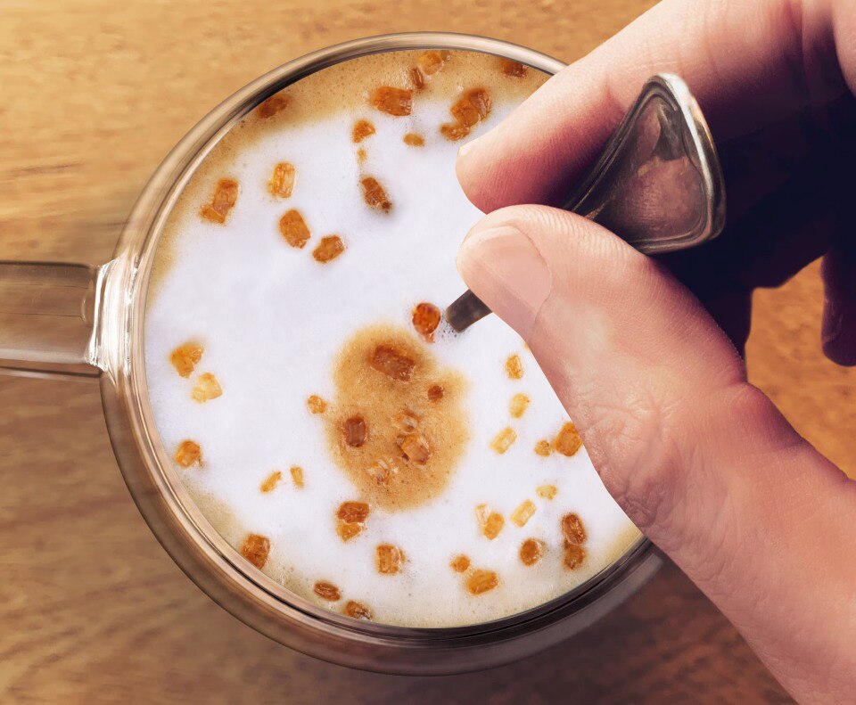 Bovenaanzicht van een Starbucks Toffee Nut Latte koffie.